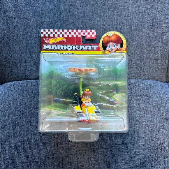 Hot Wheels Mario Kart Princess Daisy Standard Kart w/ Flower Glider 1:64 - Picture 1 of 6
